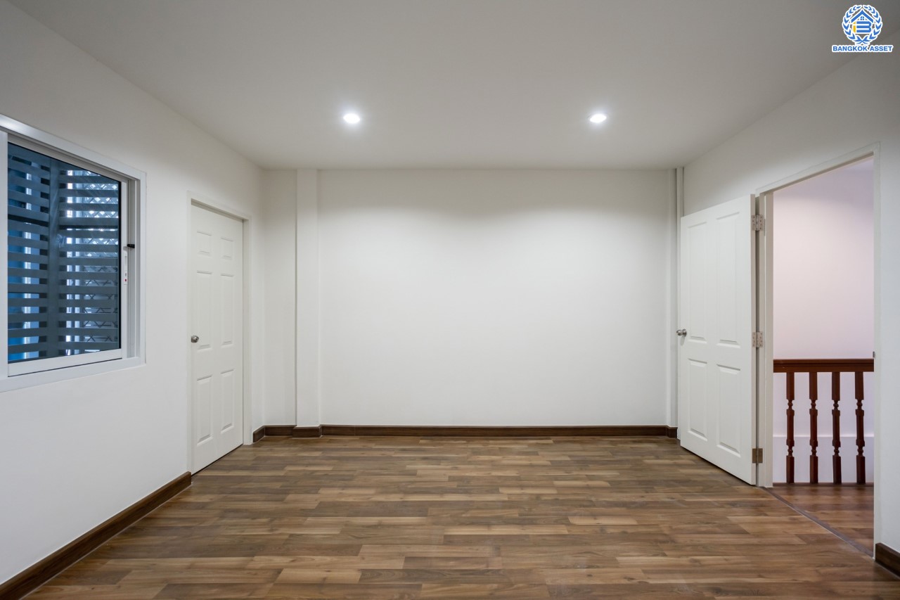 บ้านมือสองตกแต่งใหม่ ม.พิบูลย์การ์เด้นวิลล์ พิบูลย์สงคราม-พระราม5 เนื้อที่ 18 ตร.ว. ฟังก์ชัน 3 ห้องนอน 2 ห้องน้ำ จอดรถได้ 1 คัน บนสุดยอดทำเล! เชื่อมถนนพิบูลย์สงคราม, วงศ์สว่าง, นครอินทร์ และติวานนท์ ใกล้จุดขึ้นทางด่วนศรีรัช-วงแหวนรอบนอก ใกล้รถไฟฟ้า "สถานีแยกติวานนท์"...